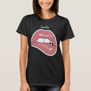 Roze T-shirt met lipbijt-esthetiek