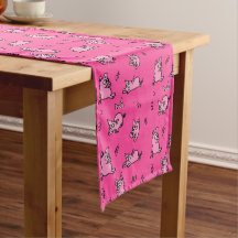 Roze tafelloper met varkenscartoon