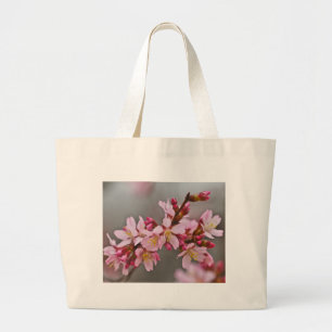 Roze tegen een grijze lucht Japanse Kersenbloesem Grote Tote Bag