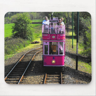 Roze tram bij voorbijgangers muismat