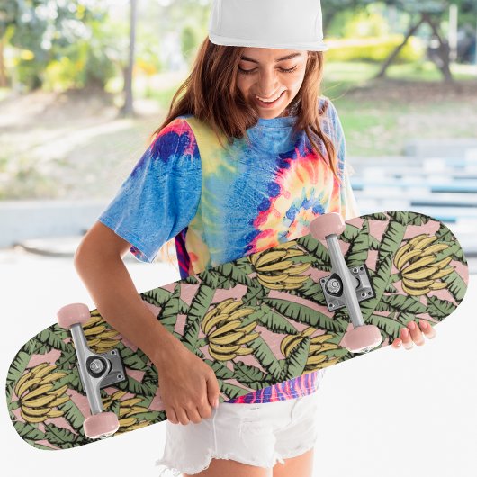 Roze tropische gele bananen en bladeren skateboard