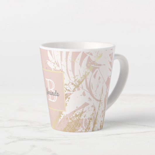 Roze tropische palmbladeren goudmonogram latte mok (Rechterhoek)