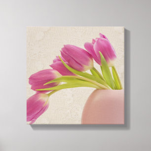 Roze tulpen in een geronde roze vaas met kant canvas afdruk