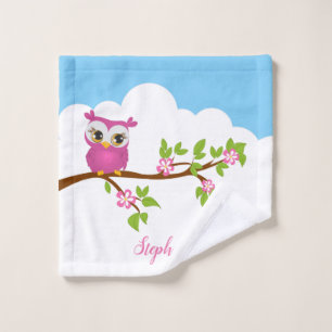 Roze uil op een filiaal bad handdoek