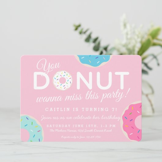 Roze uitnodiging van Donut Party | Donut Birthday (Staand voorkant)