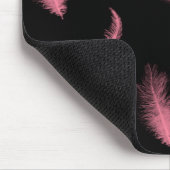 Roze veren op zwart muismat (Hoek)