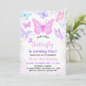 Roze Vlinder Eerste Verjaardag Uitnodiging (Staand voorkant)