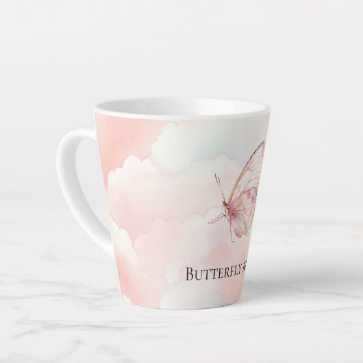 roze vlinder in de wolken latte mok (Linkerhoek)