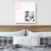 Roze voeg je foto Gingham Modern Monogram toe Canvas Afdruk (Insitu (Slaapkamer))