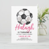 Roze Voetbal Meisje Verjaardag Uitnodiging (Staand voorkant)