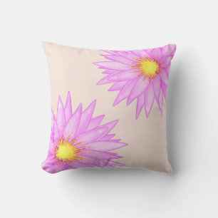 Roze Waterleliebloemen op Licht Beige Kussen