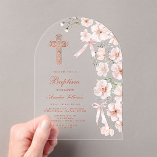 Roze wilde bloemen en linten boog doop acryl uitnodigingen