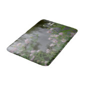 Roze wilde bloemen nabij de Natuur van het water Badmat (Gekanteld)