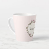 Roze Wildflower Krans Aangepaste Naam Monogram Latte Mok (Linkerhoek)