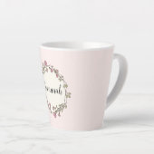 Roze Wildflower Krans Aangepaste Naam Monogram Latte Mok (Rechterhoek)