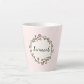 Roze Wildflower Krans Aangepaste Naam Monogram Latte Mok (Voorkant)