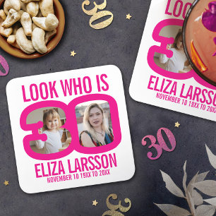 Roze wit 30ste verjaardag twee foto's kijken wie i vierkante kartonnen onderzetter