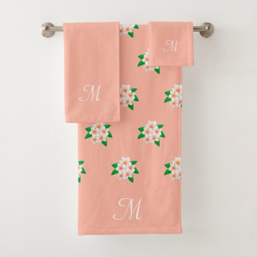 Roze witte bloempatroon en monogram op koraalroze bad handdoek (Insitu)