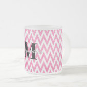 Roze witte Chevron-monogram Matglas Koffiemok (Voorkant rechts)