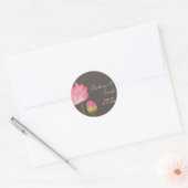 Roze witte lotus bloemen moderne grijze bruiloft g ronde sticker (Envelop)