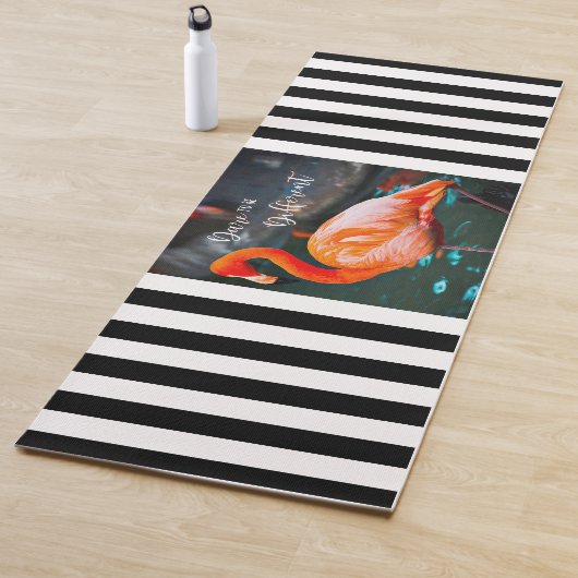 Roze witte streep met Flamingo Black is anders Yogamat (In situ)
