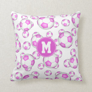 roze witte voetballen, monogrammen kussen