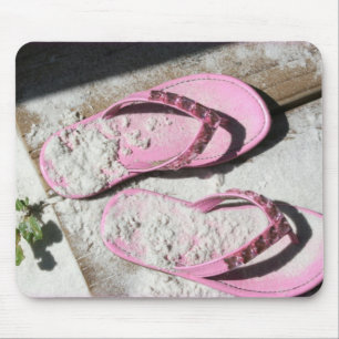 Roze zandige flip flop-sandalen op het strand van  muismat