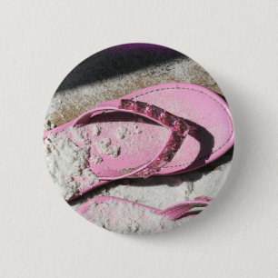 Roze zandige flip flop-sandalen op het strand van ronde button 5,7 cm