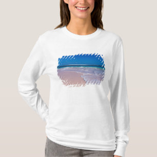 Roze zandstrand op Conch Bay, Cat Island T-shirt