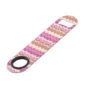 Roze zigzagachtergrond speed flessenopener (Voorkant Gekanteld)