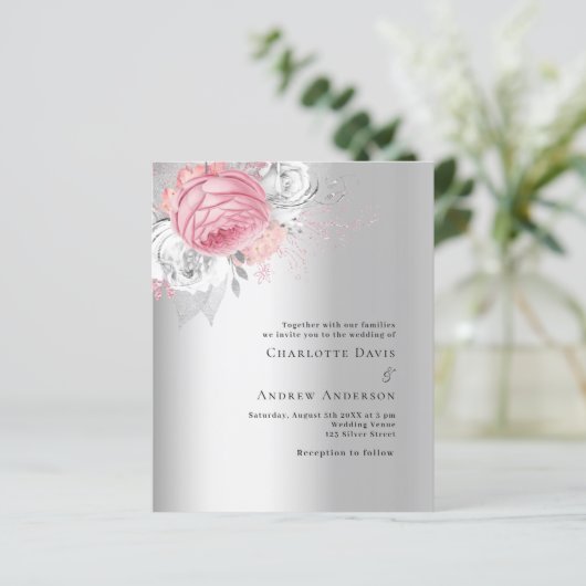 Roze zilveren bloemen budget bruiloft uitnodiging (Staand voorkant)