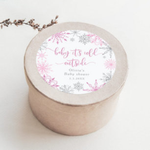 Roze zilveren sneeuwvlokken baby zijn koude buiten ronde sticker