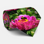 Roze zinnia met hommel stropdas (Opgerold)