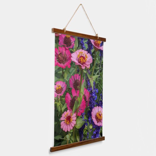 Roze Zinnias en Blauwe Salvia Floral Hangend Wandkleed (Gebogen)