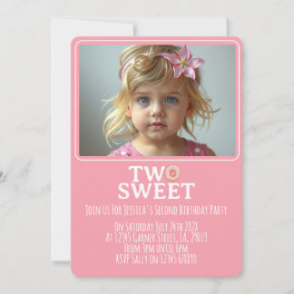 Roze Zoete Twee Jaar Oude Meisje Foto Feest Uitnod Kaart