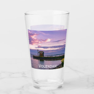 Roze zonsondergang over het meer glas