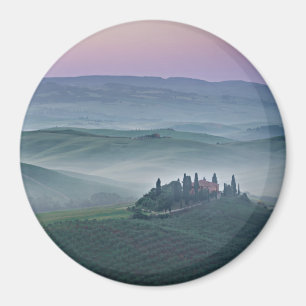 Roze zonsopgang boven een Toscane landschap rond e Magneet