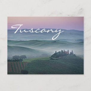Roze zonsopgang boven het briefkaart van de Toscaa