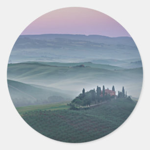 Roze zonsopgang boven Toscaans landschap rond stic Ronde Sticker