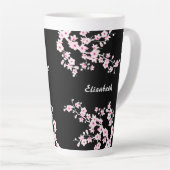 Roze zwarte Cherry Blossom Monogram Latte Mok (Rechterhoek)
