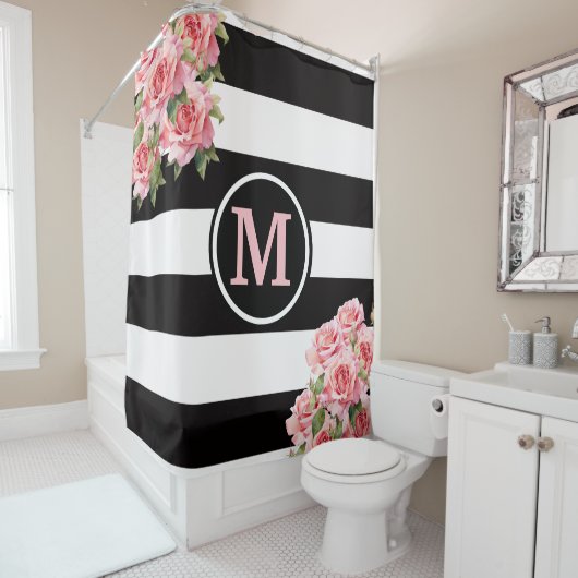 Rozen zwart en wit gestreept monogram douchegordijn (In situ)