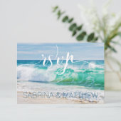 RSVP Bruiloft op het Strand met Brekende Golven Kaart (Staand voorkant)