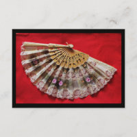 RSVP Hand Held Fan op een rode achtergrond