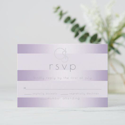RSVP pour mariage | Monogramme Lilac Shimmer Strip (Debout devant)