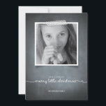 Ruban adhésif washi blanc tableau pour carte de va<br><div class="desc">Cette invitation de style tableau noir rustique est fabriquée exclusivement pour Zazzle et est parfaite pour un message saisonnier nostalgique mais moderne. Imprimé "washi" ruban adhésif en blanc accentue votre photo avec une typographie de script blanc imprimée sur un fond de tableau noir. Ajoutez un timbre de vacances Envelopments de...</div>