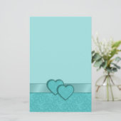 Ruban de satin de turquoise et papeterie de coeurs (Debout devant)