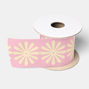 Ruban En Satin Faisceaux de crème sur arrière - plan rose