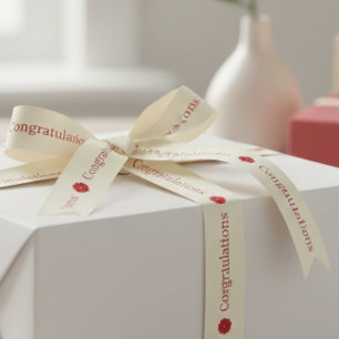 Ruban En Satin Félicitations Rouge Minimaliste sur Fond Blanc Cas