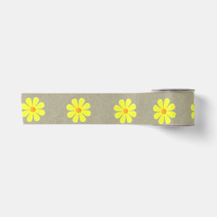 Ruban En Satin Fleurs jaunes printanières sur arrière - plan gris