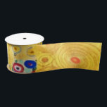 Ruban En Satin Gustav Klimt The Kiss Vintage<br><div class="desc">Gustav Klimt Le Kiss Vintage Art Nouveau Peinture Le Kiss (En allemand : Der Kuss) a été peint par le peintre symboliste autrichien Gustav Klimt entre 1907 et 1908, le point culminant de sa période d'or, lorsqu'il peignit un certain nombre d'oeuvres dans un style doré similaire. Le tableau est largement...</div>